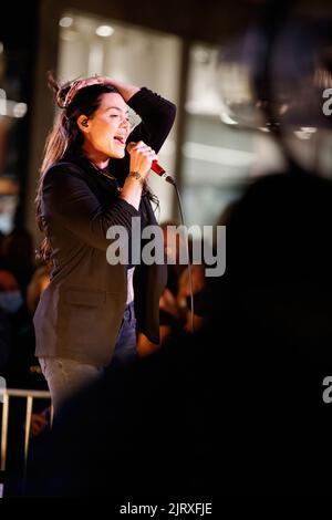 Brisbane, Australien. 26. August 2022. Vanessa Amorosi und ihre Backband treten während der Queen Street Mall 40. Birthday Street Party in Brisbane auf. Anlässlich des 40.-jährigen Jubiläums der legendären Queen Street Mall in Brisbane City, Visit Brisbane, ein Abend mit Straßenfesten, einschließlich Live-Musik und einer Modebahn, die von der Queen Street Mall und dem Stadtrat von Brisbane organisiert wird. Kredit: SOPA Images Limited/Alamy Live Nachrichten Stockfoto