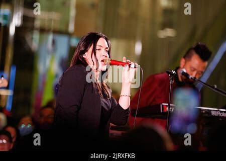 Brisbane, Australien. 26. August 2022. Vanessa Amorosi und ihre Backband treten während der Queen Street Mall 40. Birthday Street Party in Brisbane auf. Anlässlich des 40.-jährigen Jubiläums der legendären Queen Street Mall in Brisbane City, Visit Brisbane, ein Abend mit Straßenfesten, einschließlich Live-Musik und einer Modebahn, die von der Queen Street Mall und dem Stadtrat von Brisbane organisiert wird. Kredit: SOPA Images Limited/Alamy Live Nachrichten Stockfoto