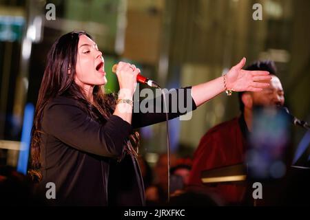 Brisbane, Australien. 26. August 2022. Vanessa Amorosi und ihre Backband treten während der Queen Street Mall 40. Birthday Street Party in Brisbane auf. Anlässlich des 40.-jährigen Jubiläums der legendären Queen Street Mall in Brisbane City, Visit Brisbane, ein Abend mit Straßenfesten, einschließlich Live-Musik und einer Modebahn, die von der Queen Street Mall und dem Stadtrat von Brisbane organisiert wird. Kredit: SOPA Images Limited/Alamy Live Nachrichten Stockfoto