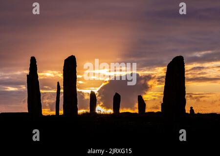 Orkney, Großbritannien. 26. August 2022. Über dem Ring of Brodgar, Orkney, geht die Sonne dramatisch unter. Die 5.000 Jahre alten massiven Steine sind Teil des neolithischen Orkney-Weltkulturerbes. Kredit: Peter Lopeman/Alamy Live Nachrichten Stockfoto