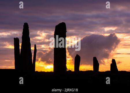 Orkney, Großbritannien. 26. August 2022. Über dem Ring of Brodgar, Orkney, geht die Sonne dramatisch unter. Die 5.000 Jahre alten massiven Steine sind Teil des neolithischen Orkney-Weltkulturerbes. Kredit: Peter Lopeman/Alamy Live Nachrichten Stockfoto