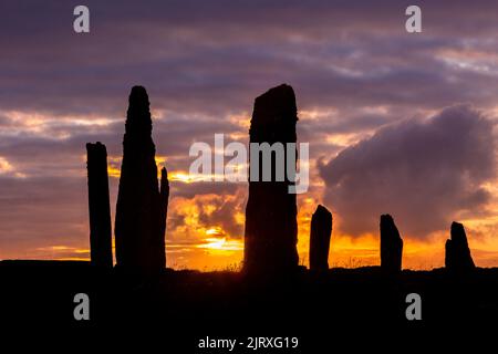 Orkney, Großbritannien. 26. August 2022. Über dem Ring of Brodgar, Orkney, geht die Sonne dramatisch unter. Die 5.000 Jahre alten massiven Steine sind Teil des neolithischen Orkney-Weltkulturerbes. Kredit: Peter Lopeman/Alamy Live Nachrichten Stockfoto