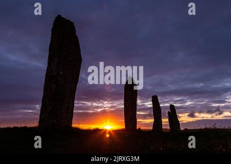 Orkney, Großbritannien. 26. August 2022. Über dem Ring of Brodgar, Orkney, geht die Sonne dramatisch unter. Die 5.000 Jahre alten massiven Steine sind Teil des neolithischen Orkney-Weltkulturerbes. Kredit: Peter Lopeman/Alamy Live Nachrichten Stockfoto