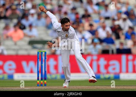 Manchester, Großbritannien. 26. August 2022. Keshav Maharaj Bowling für Südafrika in Manchester, Vereinigtes Königreich am 8/26/2022. (Foto von Conor Molloy/News Images/Sipa USA) Quelle: SIPA USA/Alamy Live News Stockfoto