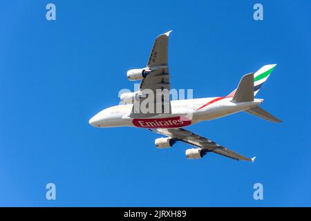 Emirates Airbus A380-842-Flugzeuge starten vom Flughafen Heathrow, Greater London, England, Vereinigtes Königreich Stockfoto