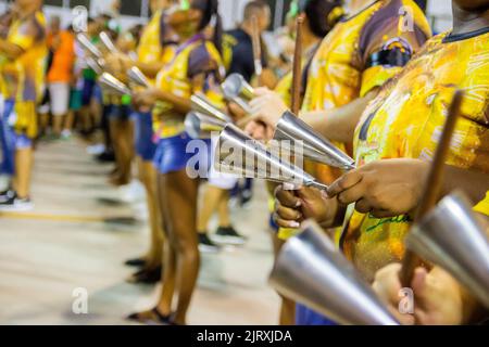 Ritmistas der Sambaschule Mocidade, Rio de Janeiro, Brasilien -10. Februar 2019: Ritmistas der Sambaschule Mocidade, während einer technischen Probe Stockfoto