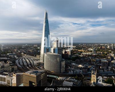 Luftaufnahme der Skyline von London mit den Wolkenkratzern des Finanzviertels Shard und der City of London, London, England, Großbritannien Stockfoto