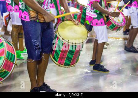 Komponenten der Samba-Schule Mangueira, Marques de Sapucai, Rio de Janeiro, Brasilien - 17. Februar 2019: Mitglieder der Samba-Schule während der Stockfoto