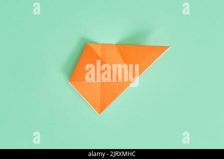 Origami-Bär. Schritt-für-Schritt-Fotoanleitung auf grünem Hintergrund. DIY-Konzept. Step5 Stockfoto