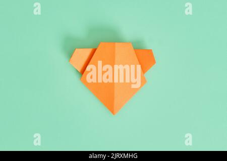 Origami-Bär. Schritt-für-Schritt-Fotoanleitung auf grünem Hintergrund. DIY-Konzept. Step8 Stockfoto