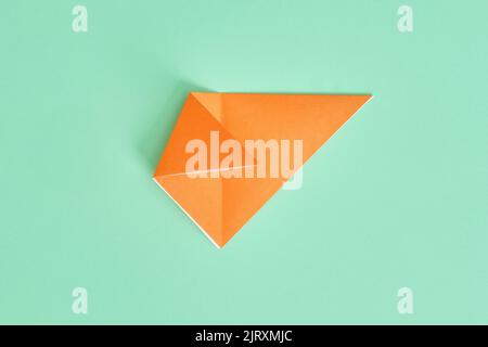 Origami-Bär. Schritt-für-Schritt-Fotoanleitung auf grünem Hintergrund. DIY-Konzept. Step4 Stockfoto