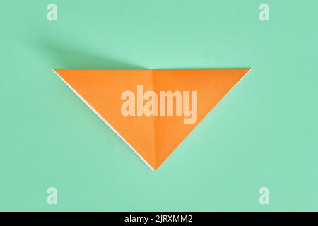 Origami-Bär. Schritt-für-Schritt-Fotoanleitung auf grünem Hintergrund. DIY-Konzept. Step3 Stockfoto