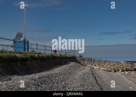 Morecambe, Lancashire, Großbritannien. 25.. August 2022. Eine der beiden Schnellluftradarüberwachungsstationen, die von den Ingenieuren des Stadtrats von Lancaster installiert wurden, um die Wellenbewegung und den Sedimenttransfer in Morecambe Bay zu überwachen, um die Auswirkungen der Küstenumwelt zu ermitteln und die Auswirkungen des Meeres auf die Küstenerosion und zu verstehen Hilfe bei der Entwicklung des Minderungsprozesses und zum Verständnis des Hochwasserrisikos Kredit: PN News/Alamy Live News Stockfoto