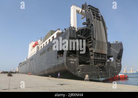 USA. Marineschiff Seay (T–AKR-302) legt im Yanbu Commercial Port an, um sich auf die Beladung während der Übung Native Fury 22 im Yanbu Commercial Port, Königreich Saudi-Arabien, vorzubereiten, 24. August 2022. Native Fury 22 ist eine alle zwei Jahre stattfindende Übung, die sich auf die Demonstration der schnellen Abladung und Integration einer von der Seeschifffahrt vorpositionierten Streitkräfte im Verantwortungsbereich des US-Zentralkommandos zur Unterstützung der regionalen Sicherheit, Krisenreaktion und Notfallmaßnahmen konzentriert. (USA Marine Corps Foto von Sgt. Alize Sotelo) Stockfoto