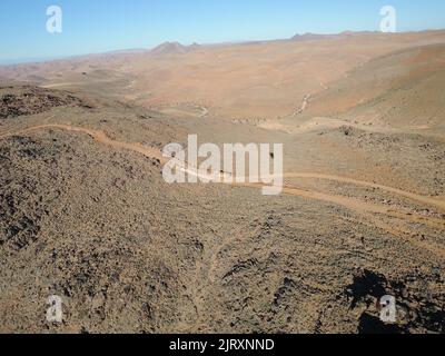 Marokko Atlasgebirge Panorama Landschaftsblick, Paragliding Outdoor Sport, wunderschöne malerische Aussicht über riesige Bergkette Stockfoto