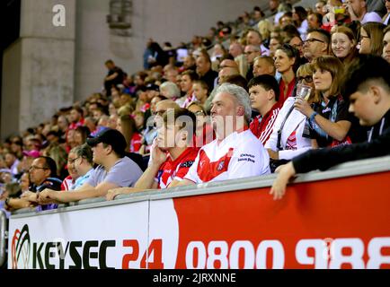 St. Helens Fans auf den Tribünen während des Betfred Super League Spiels im DW Stadium, Wigan. Bilddatum: Freitag, 26. August 2022. Stockfoto