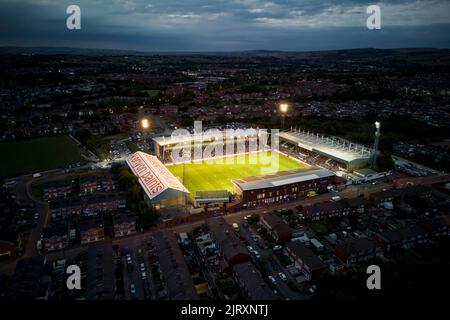 Oldham, Großbritannien. 26. August 2022. Eine Luftaufnahme des Boundary Park während des National League-Spiels zwischen Oldham Athletic und Aldershot Town im Boundary Park am 26. 2022. August in Oldham, England. (Foto von Daniel Chesterton/phcimages.com) Quelle: PHC Images/Alamy Live News Stockfoto