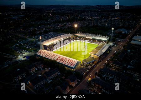 Oldham, Großbritannien. 26. August 2022. Eine Luftaufnahme des Boundary Park während des National League-Spiels zwischen Oldham Athletic und Aldershot Town im Boundary Park am 26. 2022. August in Oldham, England. (Foto von Daniel Chesterton/phcimages.com) Quelle: PHC Images/Alamy Live News Stockfoto