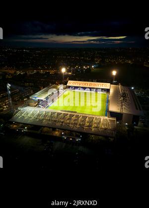 Oldham, Großbritannien. 26. August 2022. Eine Luftaufnahme des Boundary Park während des National League-Spiels zwischen Oldham Athletic und Aldershot Town im Boundary Park am 26. 2022. August in Oldham, England. (Foto von Daniel Chesterton/phcimages.com) Quelle: PHC Images/Alamy Live News Stockfoto