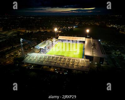 Oldham, Großbritannien. 26. August 2022. Eine Luftaufnahme des Boundary Park während des National League-Spiels zwischen Oldham Athletic und Aldershot Town im Boundary Park am 26. 2022. August in Oldham, England. (Foto von Daniel Chesterton/phcimages.com) Quelle: PHC Images/Alamy Live News Stockfoto