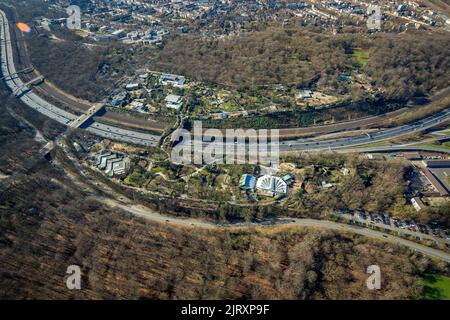 Luftaufnahme, Zoo Duisburg und grüne Fußgängerbrücke Autobahn Zoo über Autobahn A3 im Duissern-Kreis in Duisburg, Ruhrgebiet, Nordrhein-Westfalen Stockfoto