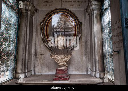 Detail im Grabmal auf dem Passy Friedhof. Paris, Frankreich. 5/2009 Stockfoto