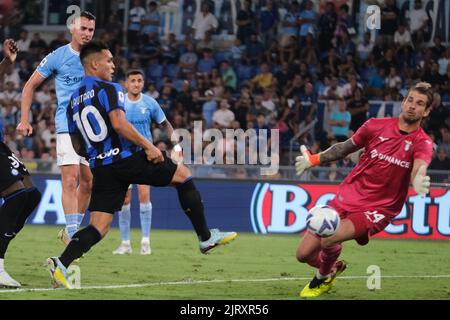 InterÕs der argentinische Stürmer Lautaro Martinez punktet während des Fußballspiels der Serie A zwischen SS Lazio und Inter gegen ss lazio. Der SS Lazio gewann 3-1 Stockfoto