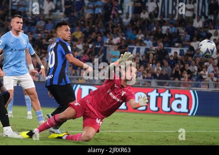 InterÕs der argentinische Stürmer Lautaro Martinez punktet während des Fußballspiels der Serie A zwischen SS Lazio und Inter gegen ss lazio. Der SS Lazio gewann 3-1 Stockfoto