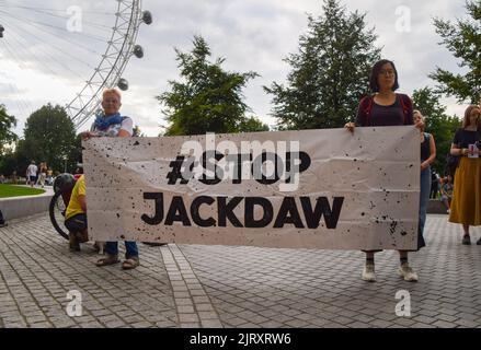 London, Großbritannien. 26. August 2022. Während der Demonstration halten die Demonstranten ein „Stop Jackdaw“-Banner. Demonstranten versammelten sich vor dem Shell-Hauptquartier in London, um gegen das Jackdaw-Gasfeld in der Nordsee zu protestieren. (Foto: Vuk Valcic/SOPA Images/Sipa USA) Quelle: SIPA USA/Alamy Live News Stockfoto