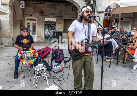 Eine Rockband spielt nachts in Vigo in Galizien, Spanien Stockfoto