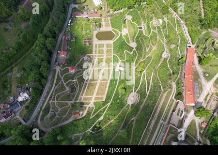 Schloss Pernstejn, historisches altes Fort und seine Gärten in Mitteleuropa, Panoramablick aus der Vogelperspektive, Pernstejn, Nedvedice, erneuerte Vrchnos Stockfoto