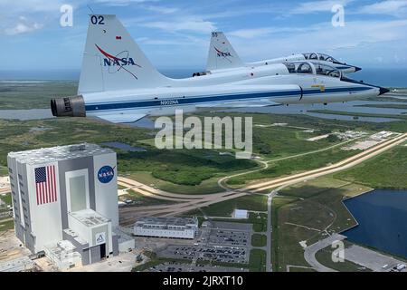 Florida, USA. 26. August 2022. Die NASA T-38s, eine Einrichtung des Astronautentrainings, fliegt am 25. August 2022 in Formation über der Space Launch System (SLS)-Rakete auf dem Launch Pad 39B im Kennedy Space Center, Cape Canaveral, Florida. Die Raumfahrzeuge SLS und Orion für die Artemis I-Mission starten spätestens am 29. August 2022. Astronaut Andrew Morgan postete dieses Foto auf Twitter und sagte: 'Diese Woche flogen wir über @NASAArtemis, dankten den @nasa-Zentren im ganzen Land, die diese Mondrakete auf @NASAKennedys Pad stellten und feierten den bevorstehenden Testflug!' NASA/UPI Credit: UPI/Alamy Live News Stockfoto