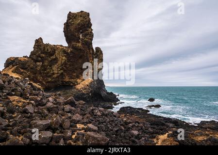 Küstenlandschaft an den beeindruckenden Lóndrangar Basaltfelsen an der Küste bei Malarrif, Snæfellsjökull Nationalpark, Snæfellsnes, Island Stockfoto