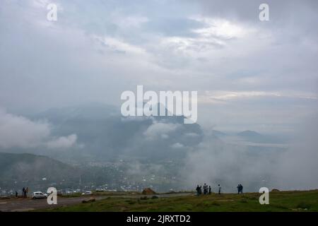 Srinagar, Kaschmir, Indien. 26. August 2022. Besucher wandern an einem bewölkten Tag am Stadtrand von Srinagar durch einen Hügel. Leichte bis mäßige Regenfälle setzten sich fort, Kaschmir zu schlagen, und die Meteorologische Abteilung hat ziemlich weit verbreitete leichte bis mäßige Regenschauer in den nächsten 24 Stunden vorhergesagt. (Bild: © Saqib Majeed/SOPA Images via ZUMA Press Wire) Bild: ZUMA Press, Inc./Alamy Live News Stockfoto