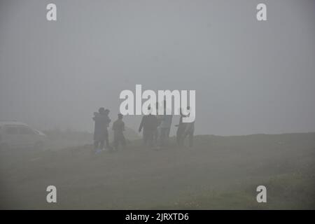 Srinagar, Kaschmir, Indien. 26. August 2022. Besucher laufen den Hügel bei nebeligem Wetter am Stadtrand von Srinagar hinauf. Leichte bis mäßige Regenfälle setzten sich fort, Kaschmir zu schlagen, und die Meteorologische Abteilung hat ziemlich weit verbreitete leichte bis mäßige Regenschauer in den nächsten 24 Stunden vorhergesagt. (Bild: © Saqib Majeed/SOPA Images via ZUMA Press Wire) Bild: ZUMA Press, Inc./Alamy Live News Stockfoto