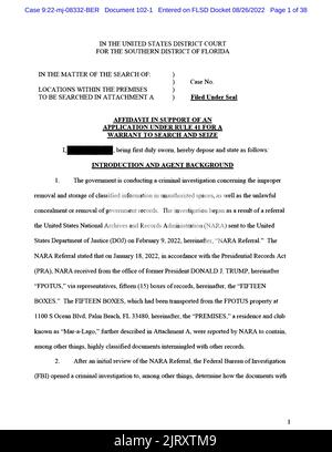 26. August 2022, Washington, District of Columbia, USA: Die erste Seite der redigierten Version einer eidesstattlichen Erklärung des US-Justizministeriums, die einem Bundesrichter vorgelegt wurde, um die Ausführung eines Durchsuchungsbefehls durch das FBI auf dem Gelände des ehemaligen Präsidenten Donald Trump in Mar-a-Lago zu unterstützen, wird nach der Freigabe durch das US-Bezirksgericht für das angezeigt Southern District of Florida in West Palm Beach. Das Justizministerium veröffentlichte eine stark redigierte Kopie der eidesstattlichen Erklärung, die den wahrscheinlichen Grund des FBI darlegte, Anfang des Monats das Haus und den privaten Club des ehemaligen Präsidenten Trump zu durchsuchen. (Bild: © Stockfoto