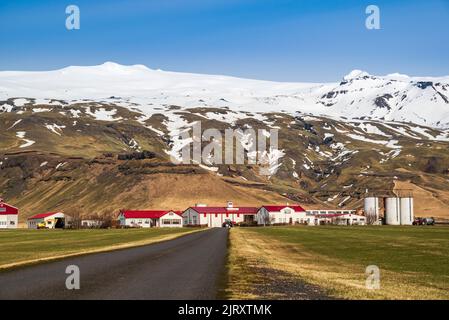 Straße, die in Richtung Thorvaldseyri Farm führt, dem berühmten Gehöft, das sich direkt vor dem Eyjafjallajökull Gletscher, Island, befindet Stockfoto