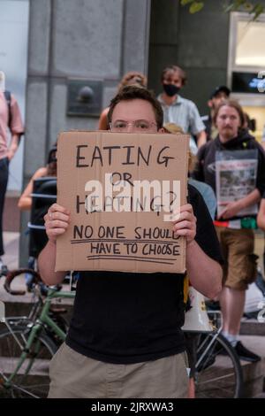 Da die Lebenshaltungskosten weiter steigen, erhöht OFGEM ihre Energiepreise um 80% auf 3459 £, was es für niemanden in Großbritannien fast unmöglich macht, ein zu sein Stockfoto