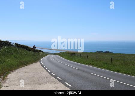 An einem schönen Sommertag in Dorset, England, blickt man von der Straße aus auf den Strand von Kesil Stockfoto