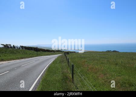 An einem schönen Sommertag in Dorset, England, blickt man von der Straße aus auf den Strand von Kesil Stockfoto