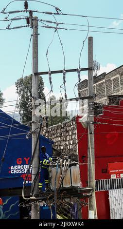 Nakuru, Kenia. 26. August 2022. Ein Techniker repariert einen Stromtransformator an der Kenyatta Lane in Nakuru Town. Die ugandische Regierung hat letzte Woche damit begonnen, Strom aus Kenia zu importieren, um einen Stromausfall zu schließen, nachdem Überschwemmungen eine Abschaltung von 183Megawatt am Isimba-Wasserkraftdamm verursacht hatten. Der im März in Betrieb genommene Staudamm wurde teilweise von der chinesischen Exim Bank finanziert. (Foto von James Wakibia/SOPA Images/Sipa USA) Quelle: SIPA USA/Alamy Live News Stockfoto