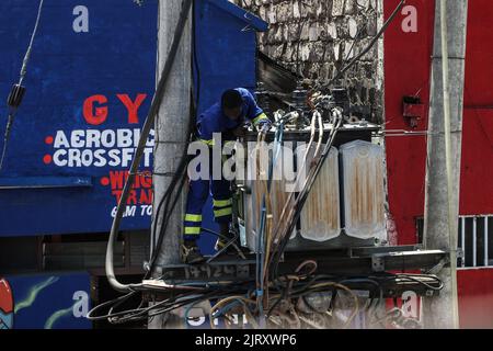 Nakuru, Kenia. 26. August 2022. Ein Techniker repariert einen Stromtransformator an der Kenyatta Lane in Nakuru Town. Die ugandische Regierung hat letzte Woche damit begonnen, Strom aus Kenia zu importieren, um einen Stromausfall zu schließen, nachdem Überschwemmungen eine Abschaltung von 183Megawatt am Isimba-Wasserkraftdamm verursacht hatten. Der im März in Betrieb genommene Staudamm wurde teilweise von der chinesischen Exim Bank finanziert. (Foto von James Wakibia/SOPA Images/Sipa USA) Quelle: SIPA USA/Alamy Live News Stockfoto