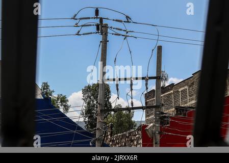 Nakuru, Rift Valley, Kenia. 26. August 2022. Betonmasten mit Stromkabeln auf der Kenyatta Lane in Nakuru Town. Die ugandische Regierung hat letzte Woche damit begonnen, Strom aus Kenia zu importieren, um einen Stromausfall zu schließen, nachdem Überschwemmungen eine Abschaltung von 183Megawatt am Isimba-Wasserkraftdamm verursacht hatten. Der im März in Betrieb genommene Staudamm wurde teilweise von der chinesischen Exim Bank finanziert. (Bild: © James Wakibia/SOPA Images via ZUMA Press Wire) Stockfoto