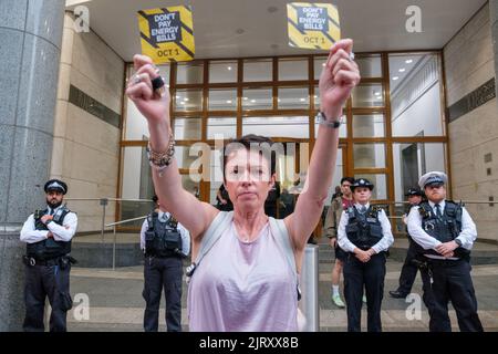 Da die Lebenshaltungskosten weiter steigen, erhöht OFGEM ihre Energiepreise um 80% auf 3459 £, was es für niemanden in Großbritannien fast unmöglich macht, ein zu sein Stockfoto