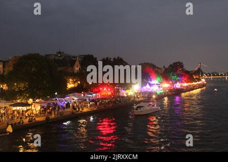 Frankfurt, Deutschland. 26. August 2022. Am 26. August 2022 besuchen Menschen das Museumsuferfest in Frankfurt am Main. Frankfurt veranstaltet vom 26. Bis 28. August das Museumsuferfest, um seine Kultur- und Museumslandschaft zu feiern. Sowohl am nördlichen als auch am südlichen Mainufer halten 25 Museen ihre Türen bis spät in die Nacht geöffnet. Neben Museen werden am Flussufer zahlreiche Gastronomiestände, Skulpturen, Gemälde und Installationen zu sehen sein. Quelle: Shan Weiyi/Xinhua/Alamy Live News Stockfoto