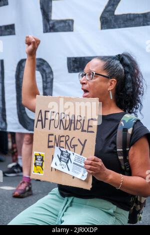 Da die Lebenshaltungskosten weiter steigen, erhöht OFGEM ihre Energiepreise um 80% auf 3459 £, was es für niemanden in Großbritannien fast unmöglich macht, ein zu sein Stockfoto