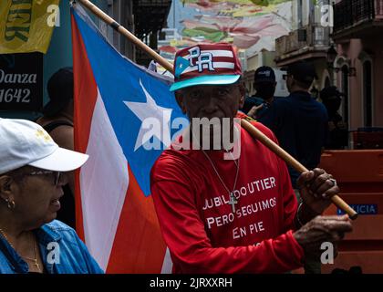 San Juan, Puerto Rico. 25. August 2022. Ein Protestant in der Nähe von La Fortaleza in San Juan, Puerto Rico, am 25. August 2022. Das Energieunternehmen Luma übernahm 2020 die Kontrolle über das Puerto-ricanische Energienetz, seitdem stiegen die Stromausfälle und die Preise. (Foto von Collin Mayfield/Sipa USA) Quelle: SIPA USA/Alamy Live News Stockfoto