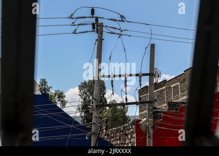 Nakuru, Rift Valley, Kenia. 26. August 2022. Betonmasten mit Stromkabeln auf der Kenyatta Lane in Nakuru Town. Die ugandische Regierung hat letzte Woche damit begonnen, Strom aus Kenia zu importieren, um einen Stromausfall zu schließen, nachdem Überschwemmungen eine Abschaltung von 183Megawatt am Isimba-Wasserkraftdamm verursacht hatten. Der im März in Betrieb genommene Staudamm wurde teilweise von der chinesischen Exim Bank finanziert. (Bild: © James Wakibia/SOPA Images via ZUMA Press Wire) Stockfoto