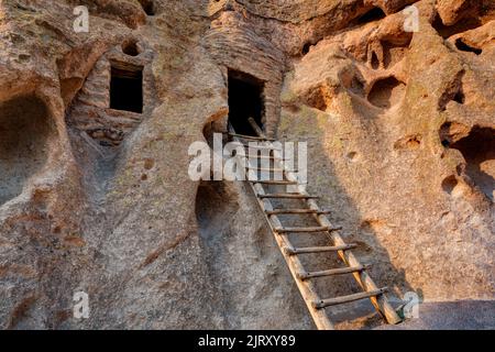 Leiter bei Long House, Cliff Dwellings, Bandeler National Monument, New Mexico, USA Stockfoto