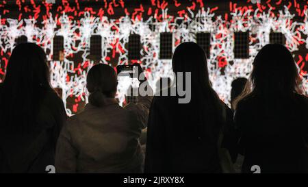 London, Großbritannien. 26. August 2022. Lichtprojektionen in Discover Ukraine: Zerstörte Stücke erwecken im Rahmen des Greenwich and Docklands International Festival traditionelle ukrainische Mosaiken an den Wänden des Old Royal Naval College zum Leben. Das reiche kulturelle Erbe der Ukraine wird verheerend angegriffen. Als Reaktion darauf haben der in Kiew lebende Fotograf Yevgen Nikiforov und das ukrainische Kreativteam von ROCK ‘N' LIGHT STUDIO und PTAKH jung dieses atemberaubende digitale Kunstwerk entworfen. Die Projektionen laufen bis zum 29.. August. Kredit: Imageplotter/Alamy Live Nachrichten Stockfoto